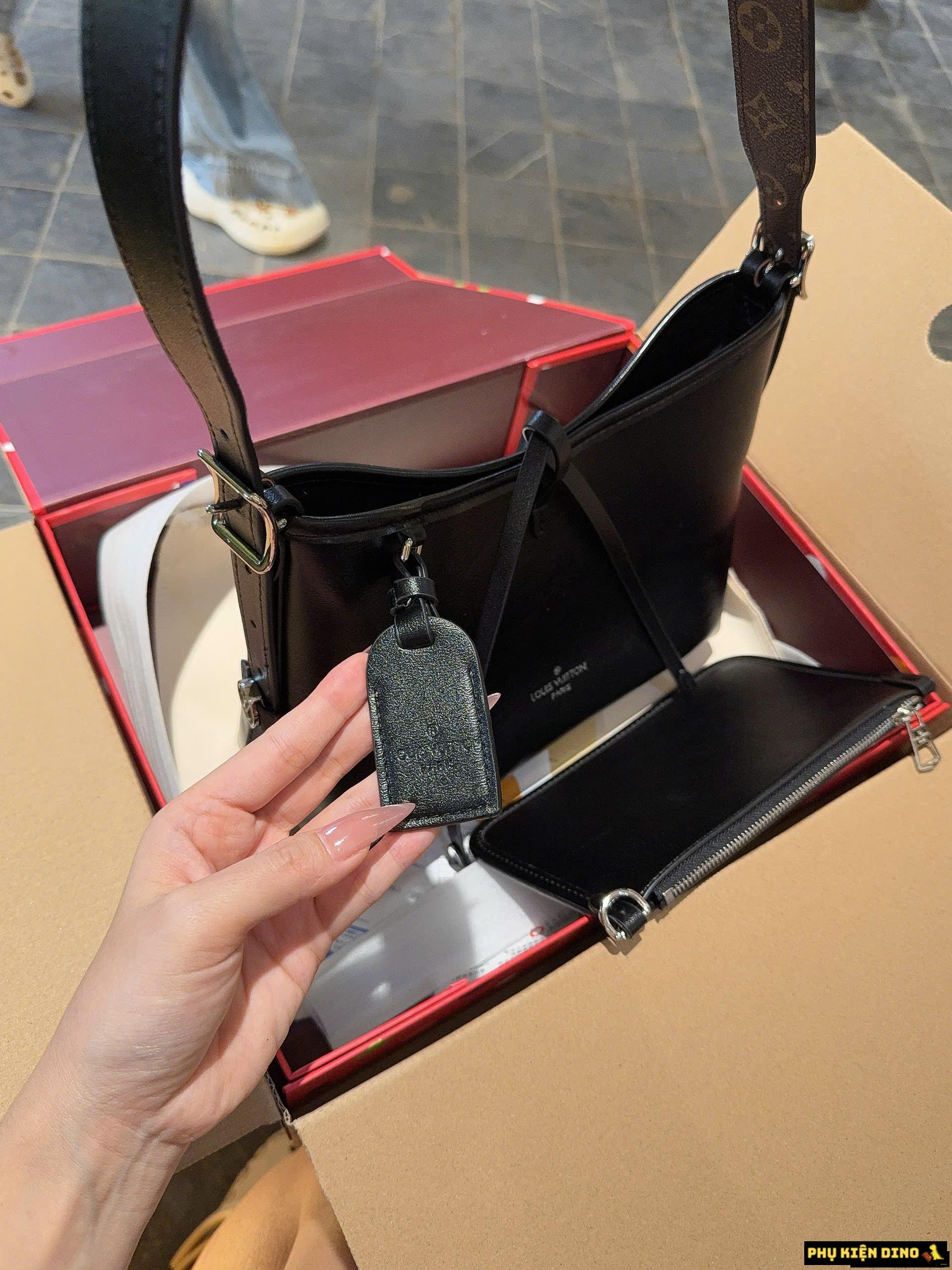 Túi Louis Vuitton CarryAll Shoulder Bag In Leather Black Fullbox Size 25 Size 29 6 Túi LV CarryAll Shoulder Bag In Leather Black Size 25 Đủ Hộp