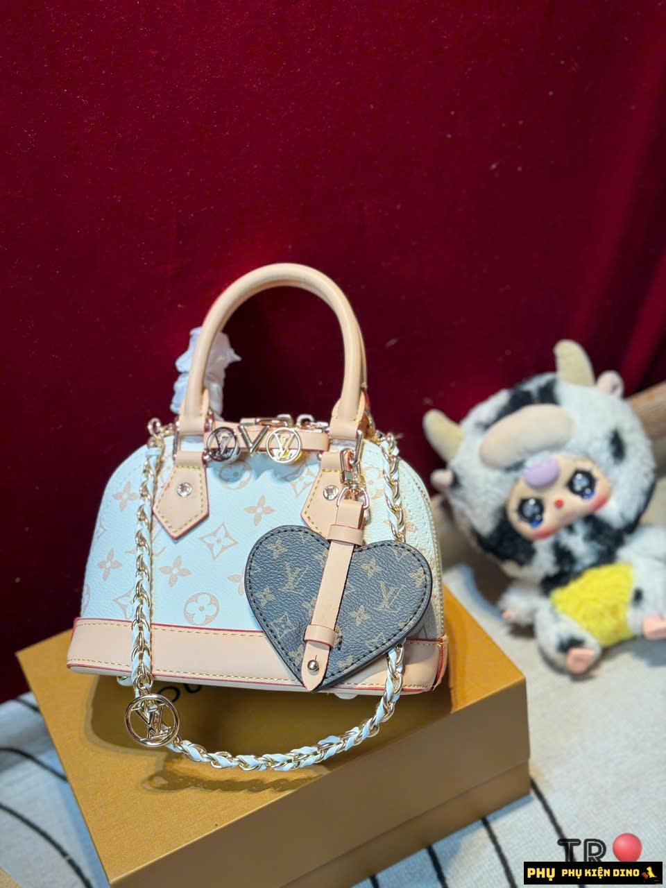 Túi Xách Nữ Louis Vuitton LV Hến Alma BB Charm Heart Fullbox Size 20 7 Túi LV Hến Trắng Size 20 Kèm Charm Heart Và Dây Xích