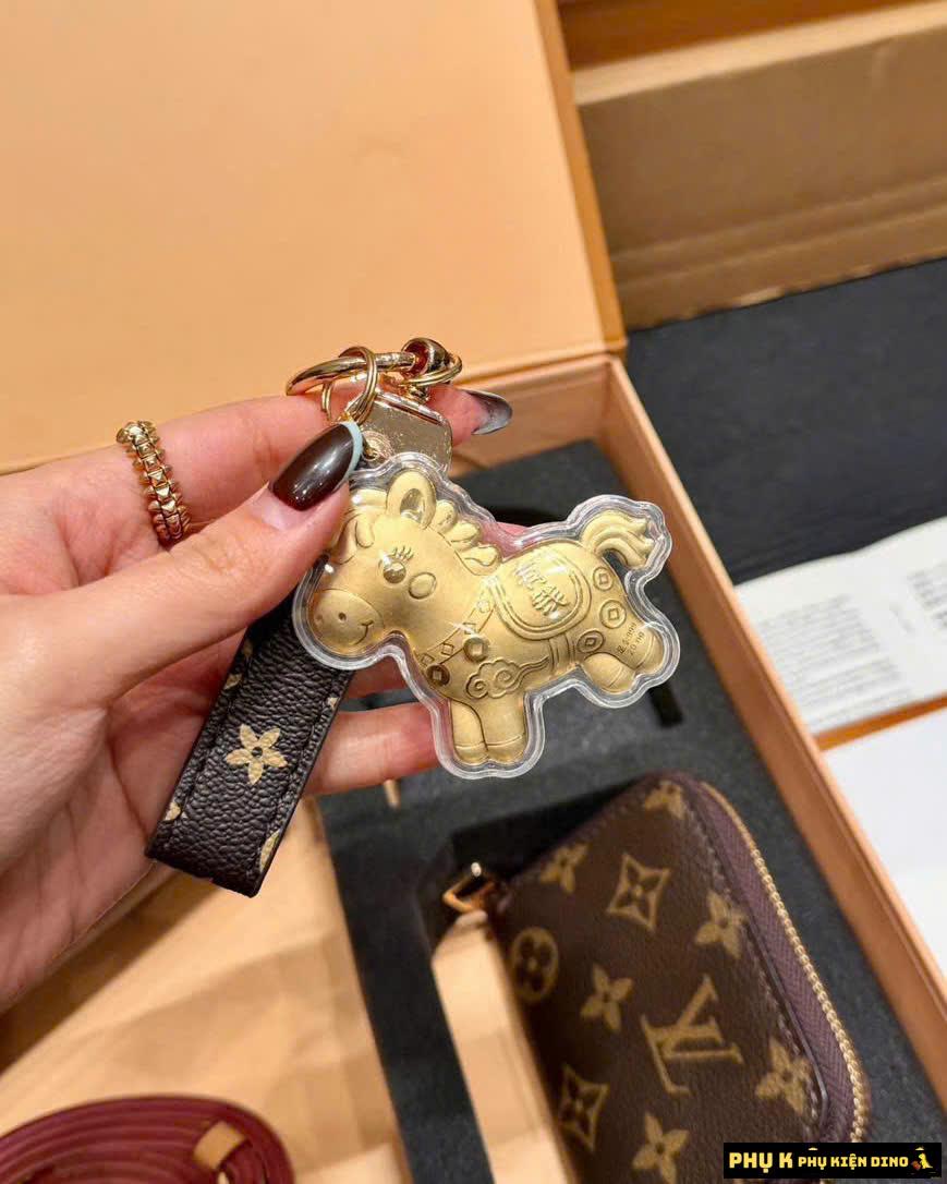 Túi Louis Vuitton LV Nano Speedy Handbag Brown Size 17 Fullbox 3 Túi Trống LV Nano Speedy Size 17 Nâu Kèm Dây Đeo Linh Vật Ngựa Năm 2026