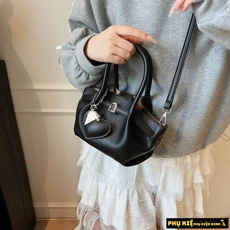 Túi Xách Nữ Dáng Giỏ Màu Đen Size 20 Kèm Charm Tim Và Túi Nhỏ 8 Túi Xách Dáng Giỏ Màu Đen Size 20 Kèm Charm Tim Xinh Xắn
