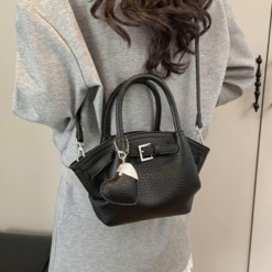 Phụ Kiện Dino - Phụ kiện thời trang thời thượng 16 Túi Xách Nữ Dáng Giỏ Màu Đen Size 20 Kèm Charm Tim Và Túi Nhỏ