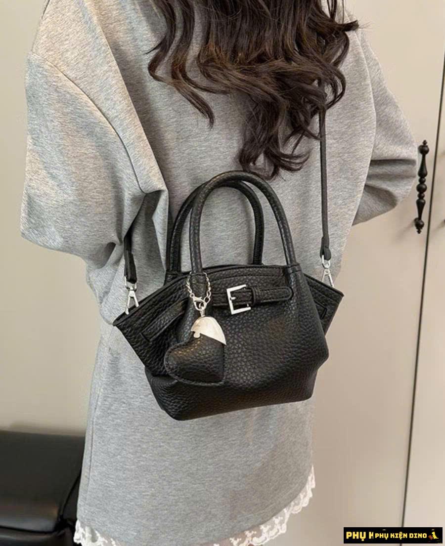 Túi Xách Nữ Dáng Giỏ Màu Đen Size 20 Kèm Charm Tim Và Túi Nhỏ 1 Túi Xách Nữ Dáng Giỏ Màu Đen Size 20 Kèm Charm Tim Và Túi Nhỏ