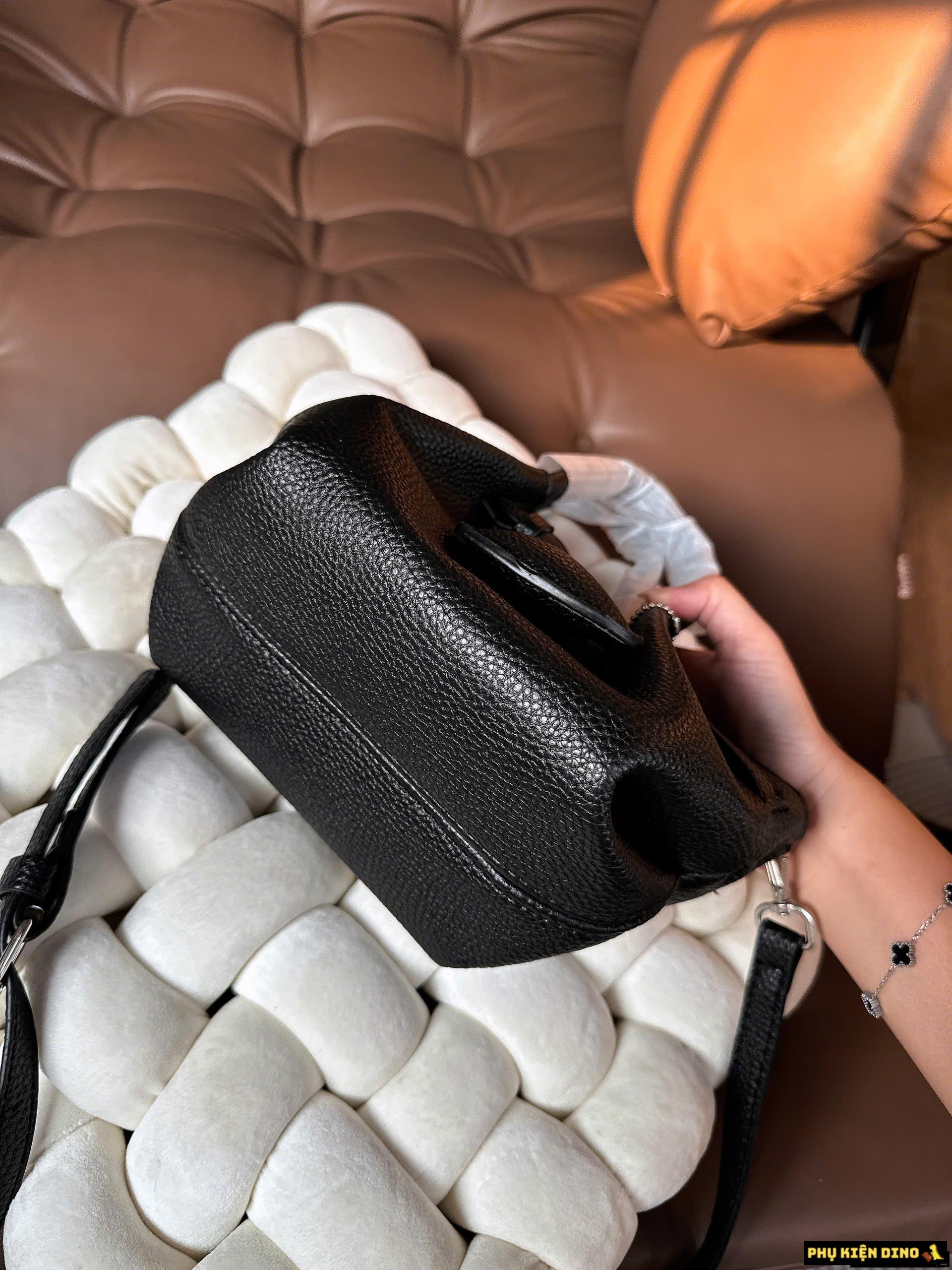 Túi Xách Nữ Dáng Giỏ Màu Đen Size 20 Kèm Charm Tim Và Túi Nhỏ 7 Túi Xách Nữ Dáng Giỏ Size 20 Màu Đen Chất Da Vân Cao Cấp