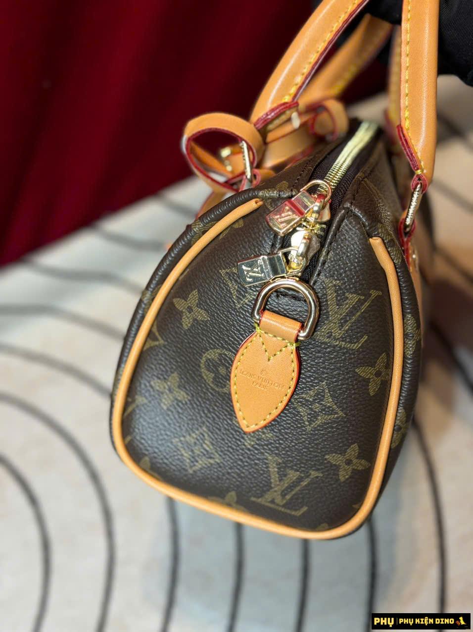 Túi Xách Nữ Louis Vuitton Speedy 20 Monogram Kèm Charm Panda Túi Xách Nữ Louis Vuitton Speedy 20 Monogram Kèm Charm Panda