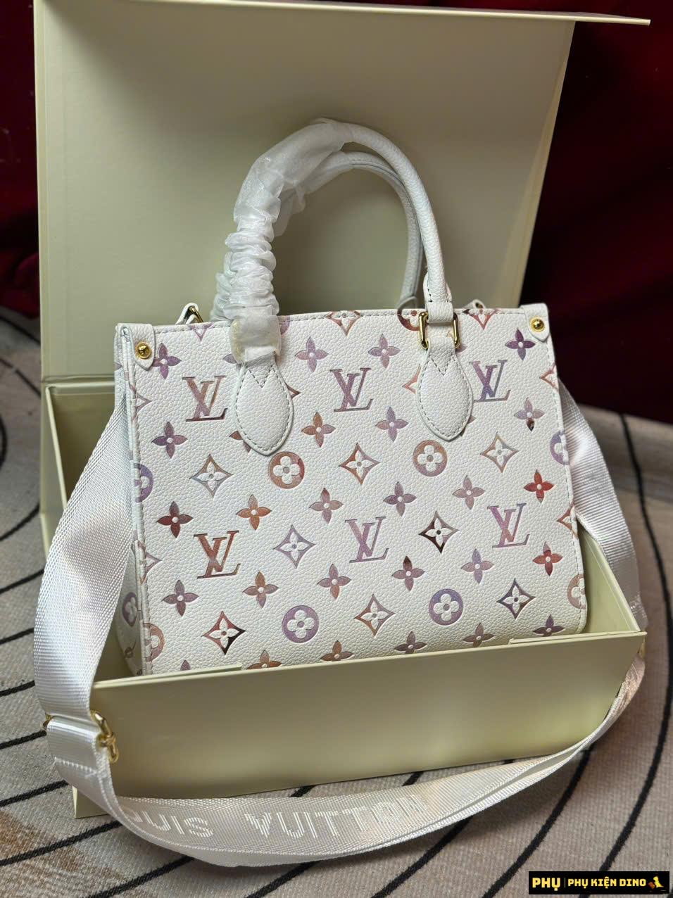 Túi LV OnTheGo PM Trắng Họa Tiết Size 25 Fullbox Cao Cấp Túi LV OnTheGo PM Trắng Họa Tiết Size 25 Fullbox Cao Cấp