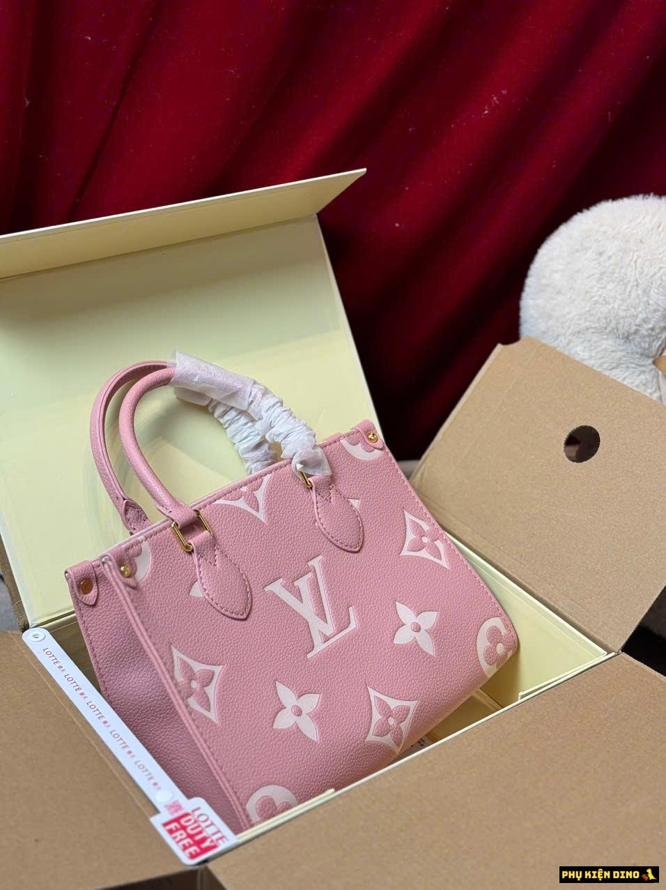 Túi Đeo Chéo LV OnTheGo Size 25 Màu Hồng Bản Đẹp Fullbox Túi Đeo Chéo LV OnTheGo Size 25 Màu Hồng Bản Đẹp Fullbox