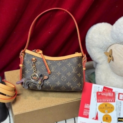 Phụ Kiện Dino - Túi Xách Luxyry 15 Túi Louis Vuitton LV Pouch Kẹp Nách Monogram Kèm Móc Cún Fullbox