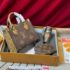 Túi Xách LV Set 4 Chi Tiết Kèm Ví Móc Khóa Khăn Size 18 Size 25 Fullbox 25 Túi Louis Vuitton Set 4 Món Gift Set Size 25 Fullbox Cao Cấp