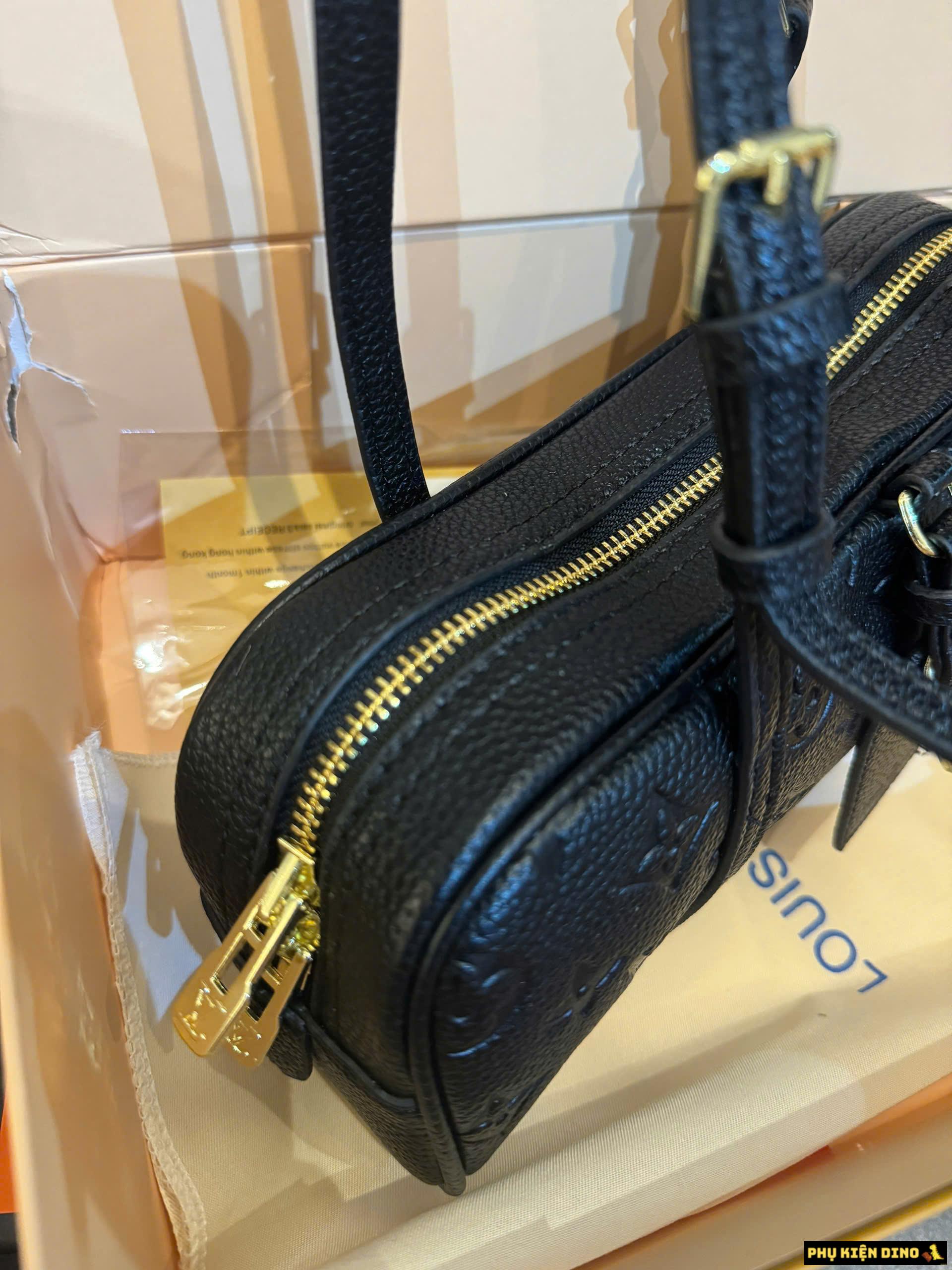 Túi Louis Vuitton LV Hang On Màu Đen Bản Vip Fullbox Túi Louis Vuitton LV Hang On Màu Đen Bản Vip Fullbox