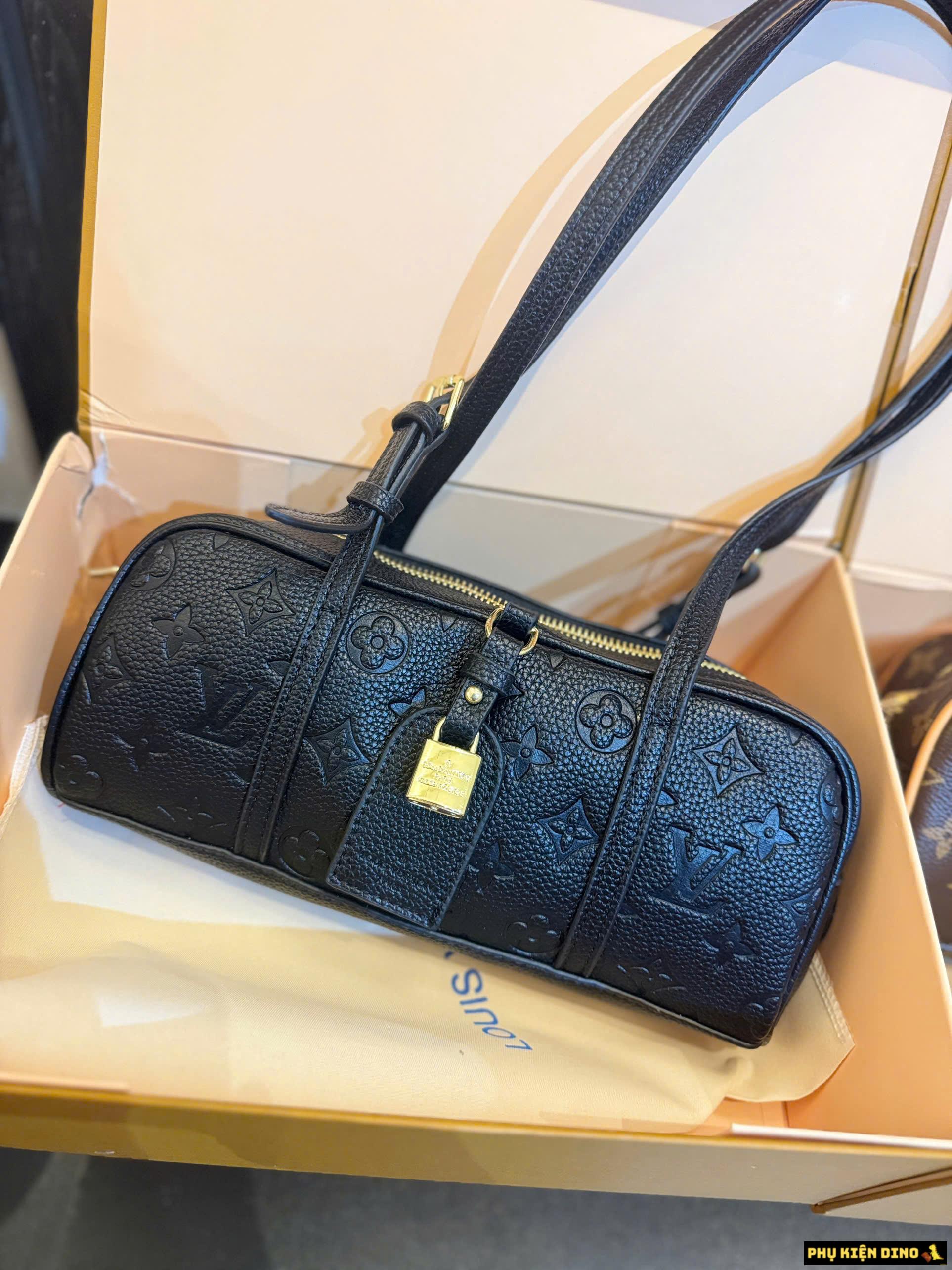 Túi Louis Vuitton LV Hang On Màu Đen Túi Louis Vuitton LV Hang On Màu Đen