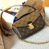 Túi Louis Vuitton LV Pochette Metis Monogram Reverse Canvas Size 21 15 Túi Louis Vuitton Metis Reverse Canvas Kèm Charm Ngựa Vàng