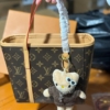 Túi Louis Vuitton Neverfull Monogram Fullbox Tặng Charm Kitty 12 Túi LV Neverfull Dáng Đai Giữa Miệng Kéo Khóa