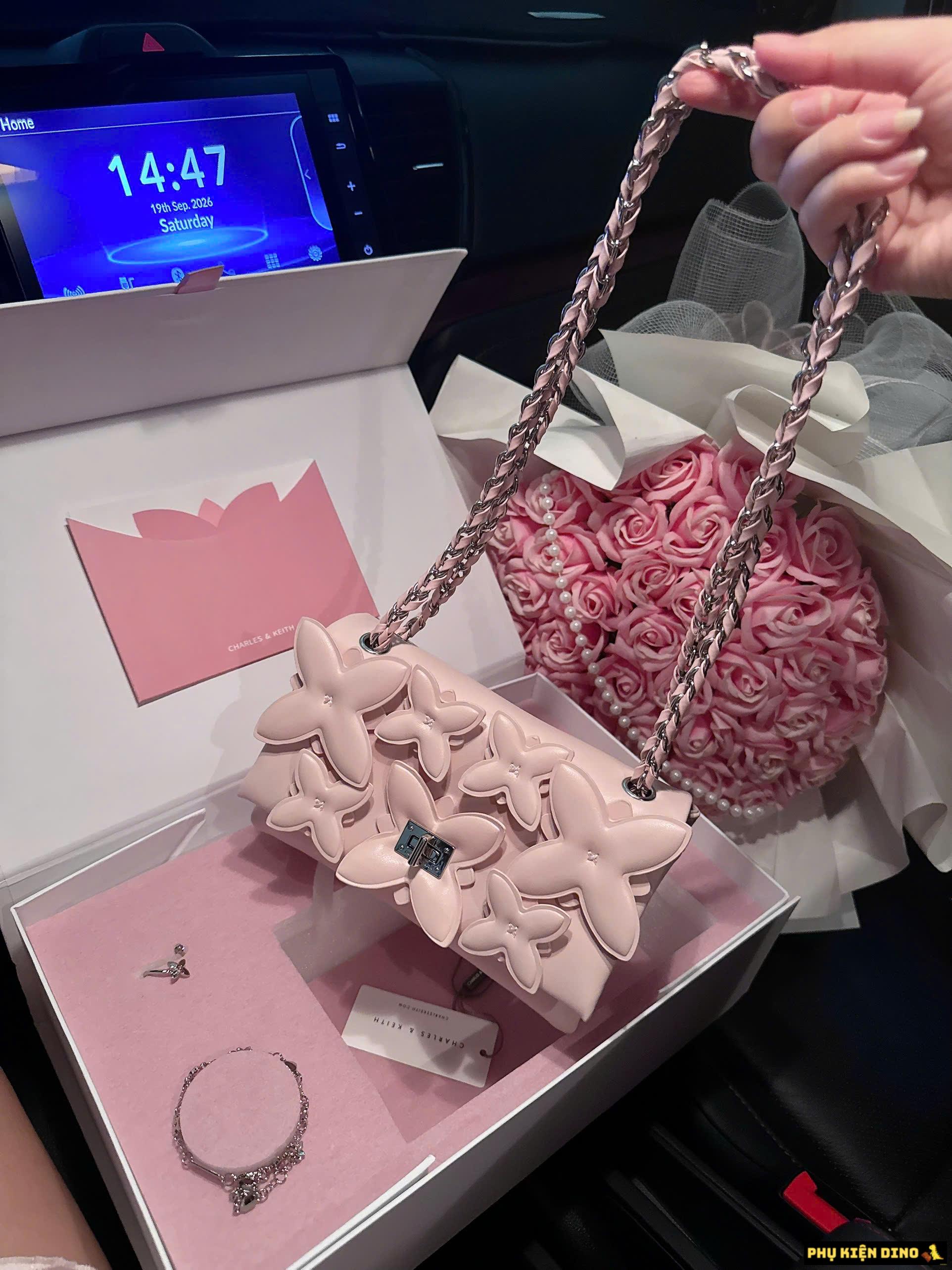 Bộ Quà Tặng Sinh Nhật Cho Bạn Gái Túi Xách Kèm Trang Sức Flower Chain Fullbox Bộ Quà Tặng Sinh Nhật Cho Bạn Gái Túi Xách Kèm Trang Sức Flower Chain Fullbox
