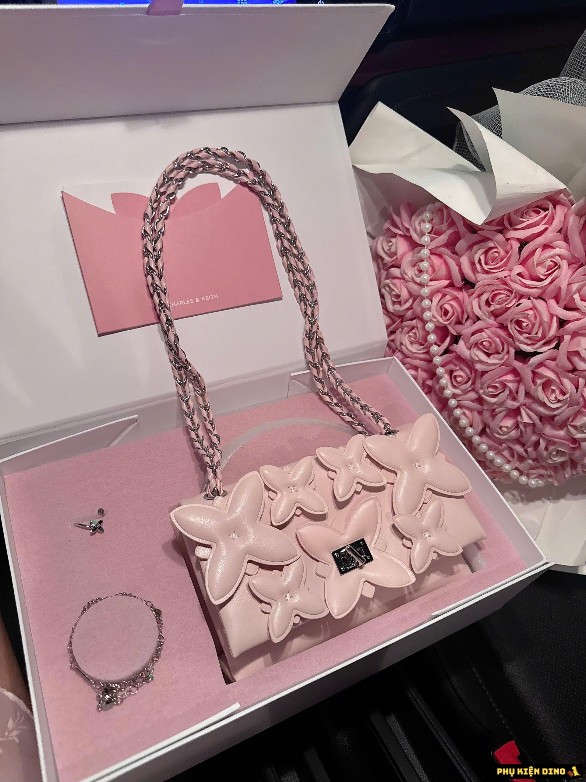 Bộ Quà Tặng Túi Xách Nữ Kèm Vòng Cổ Hoa Flower Chain Shoulder Bag Fullbox Siêu Xinh Bộ Quà Tặng Túi Xách Nữ Kèm Vòng Cổ Hoa Flower Chain Shoulder Bag Fullbox Siêu Xinh