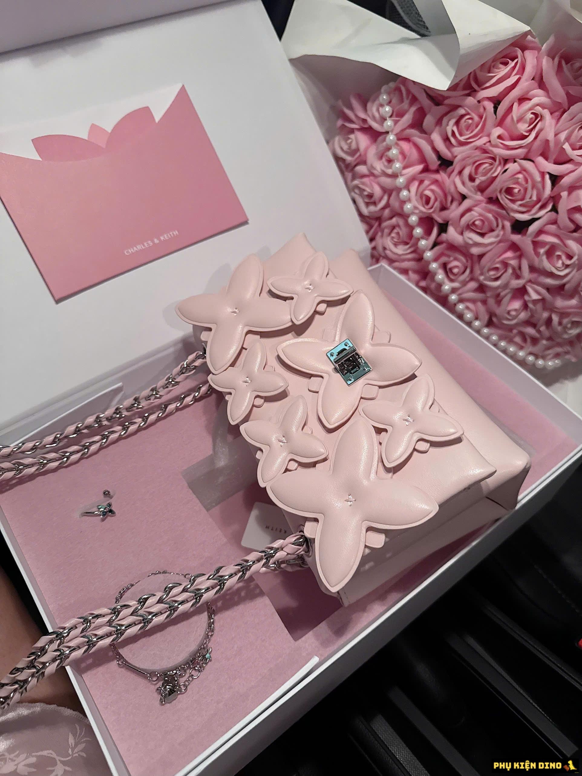 Hộp Quà Tặng Nữ Fullbox Túi Xách Kèm Set Dây Chuyền Bông Tai Flower Chain Hộp Quà Tặng Nữ Fullbox Túi Xách Kèm Set Dây Chuyền Bông Tai Flower Chain