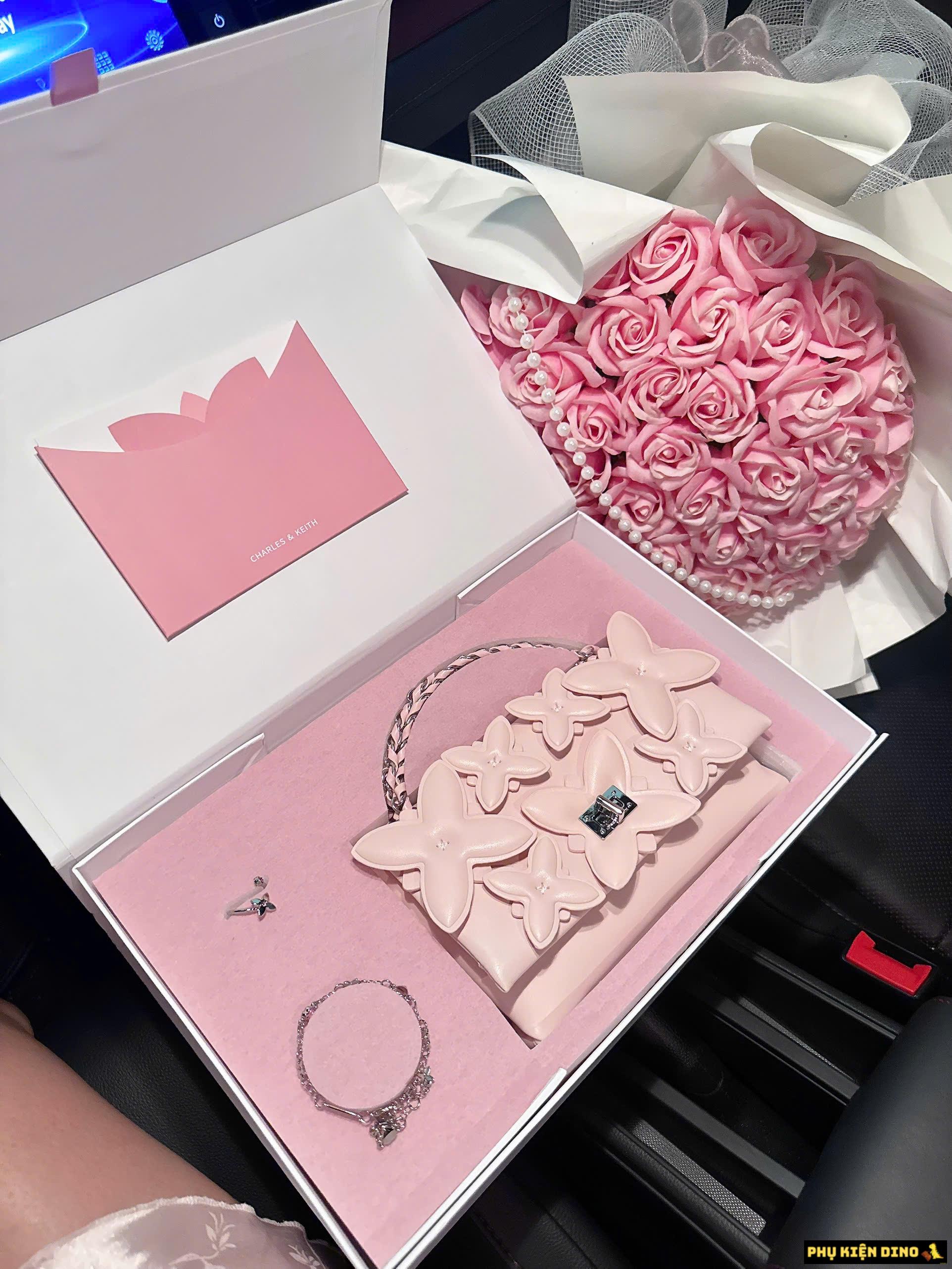 Set Quà Tặng Nữ Túi Xách Flower Chain Kèm Trang Sức Cao Cấp Fullbox Ý Nghĩa Set Quà Tặng Nữ Túi Xách Flower Chain Kèm Trang Sức Cao Cấp Fullbox Ý Nghĩa