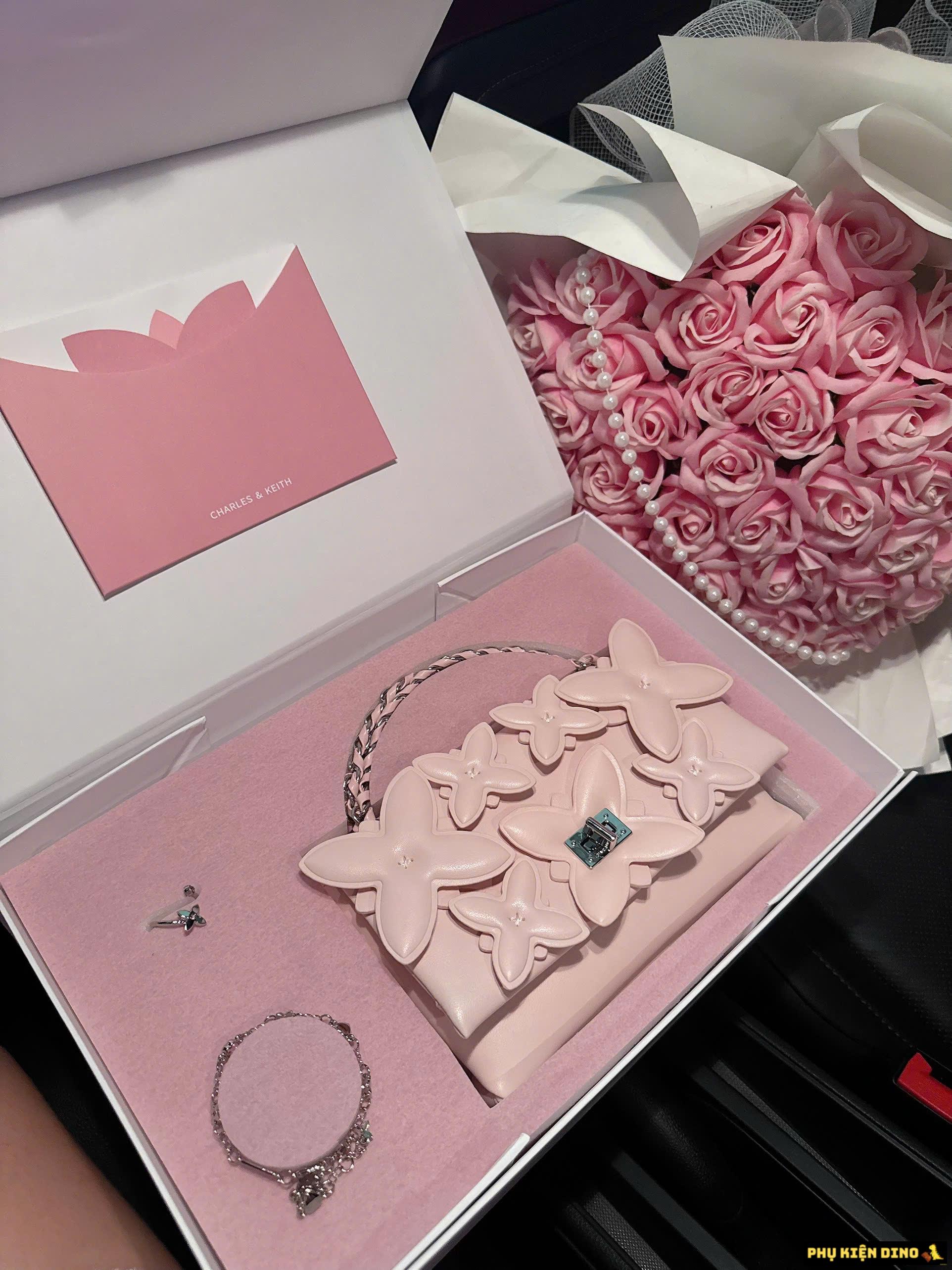 Set Quà Tặng Nữ Túi Xách Flower Chain Kèm Trang Sức Cao Cấp Fullbox Set Quà Tặng Nữ Túi Xách Flower Chain Kèm Trang Sức Cao Cấp Fullbox