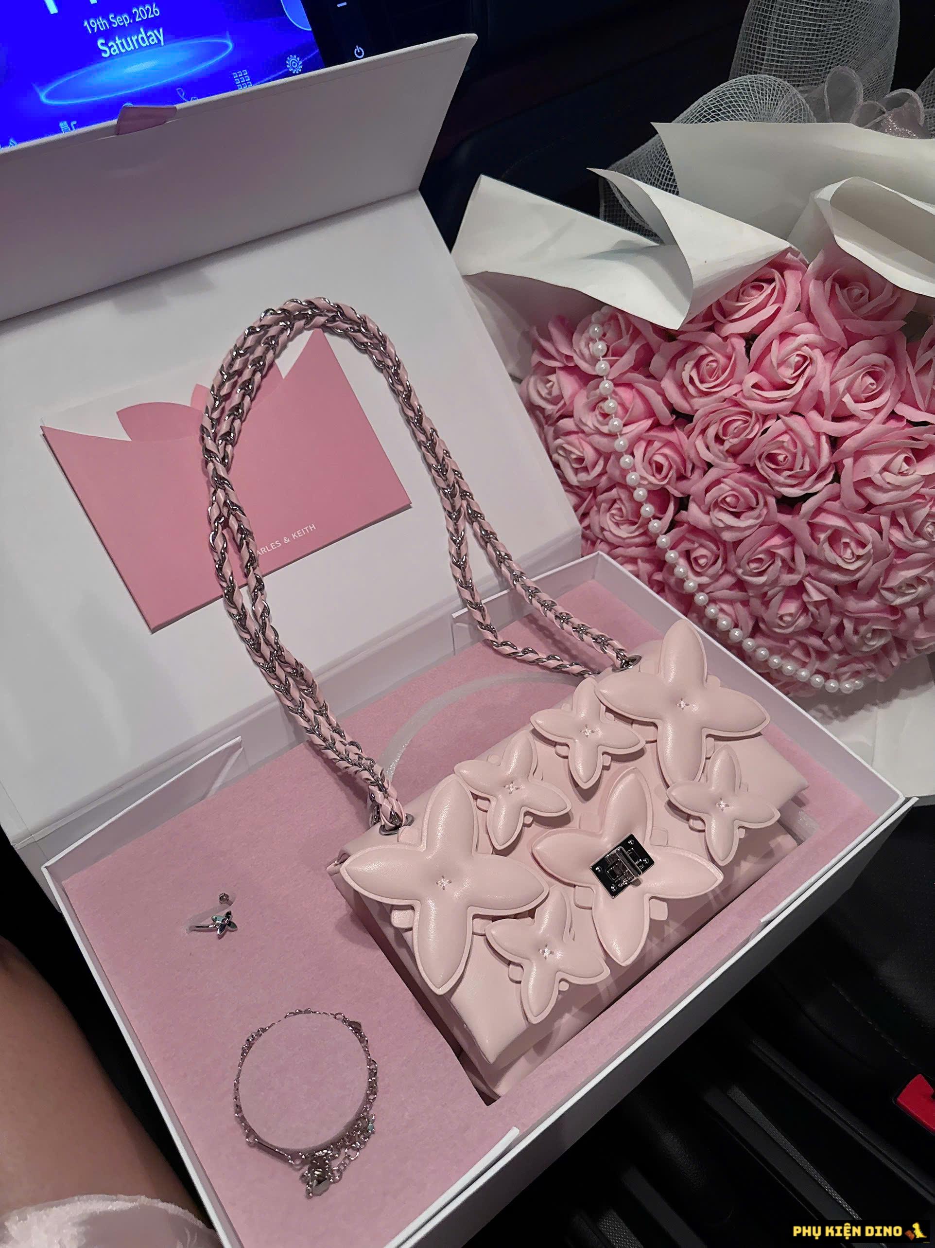 Set Quà Tặng Nữ Ý Nghĩa Túi Xách Đeo Chéo Flower Chain Kèm Phụ Kiện Fullbox Set Quà Tặng Nữ Ý Nghĩa Túi Xách Đeo Chéo Flower Chain Kèm Phụ Kiện Fullbox