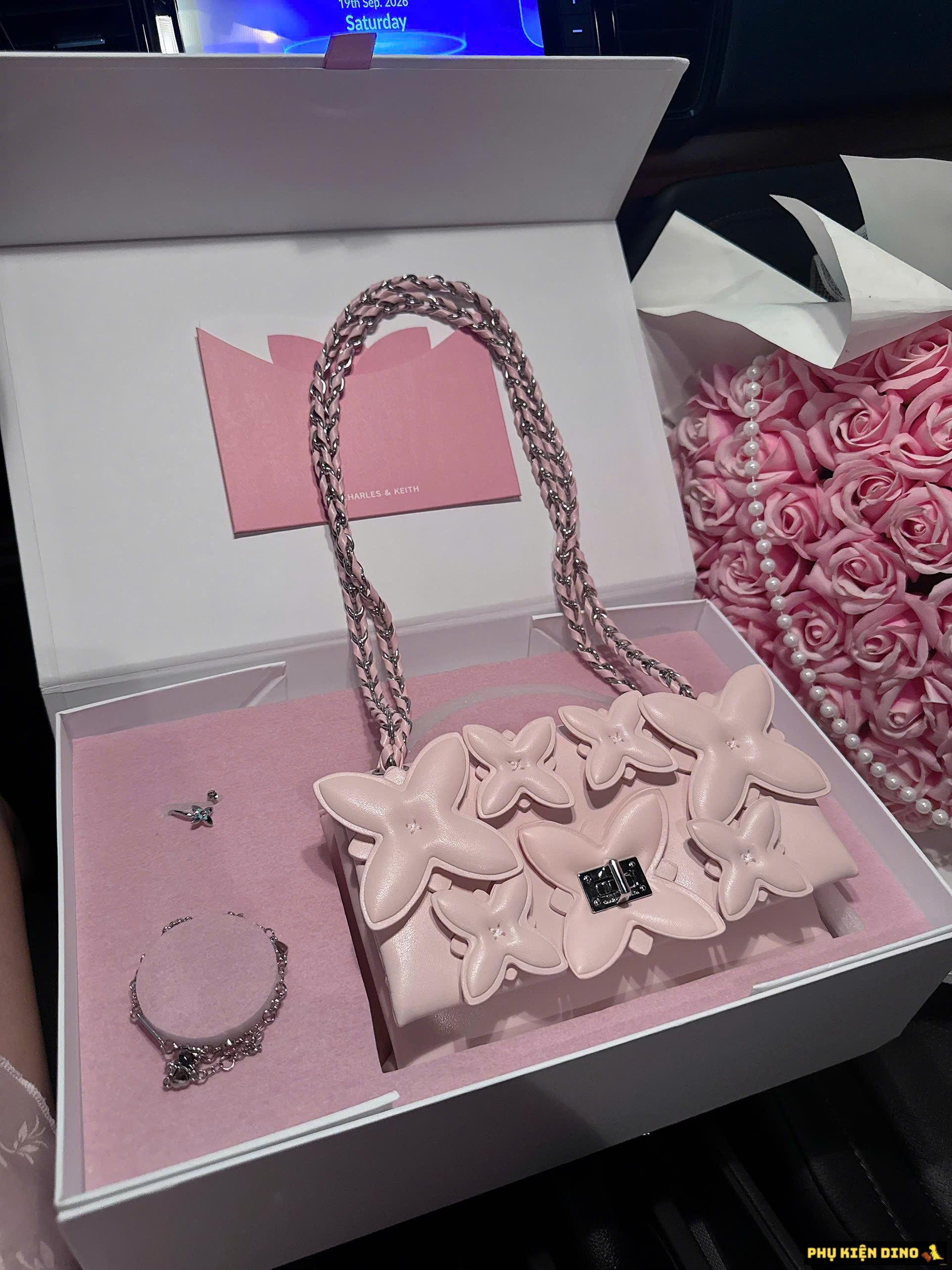 Túi Đeo Vai Phối Xích Hoa Kèm Set Trang Sức Flower Chain Fullbox Quà Tặng Bạn Gái Túi Đeo Vai Phối Xích Hoa Kèm Set Trang Sức Flower Chain Fullbox Quà Tặng Bạn Gái